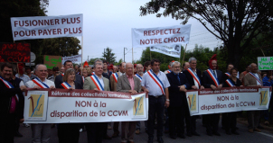 Manifestation des élus du Val de Moselle, le 25 juin 2011, contre leur intégration au « grand Metz » (Tous droits protégés en application du CPI)