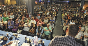 Des milliers de personnes à l'Espace Charenton à Paris, au meeting du POI, écoutant ici Jordi Salvador Duch.