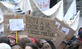 Manifestation de parents et d'enseignants à Paris pour exiger l'annulation des fermetures de classe annoncées pour la rentrée 2012-2013.