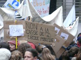 Manifestation de parents et d'enseignants à Paris pour exiger l'annulation des fermetures de classe annoncées pour la rentrée 2012-2013.