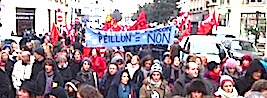 les enseignants manifestent à Paris contre la réforme Peillon-Delanoë.