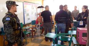 Dans un bureau de vote Honduras (DR)